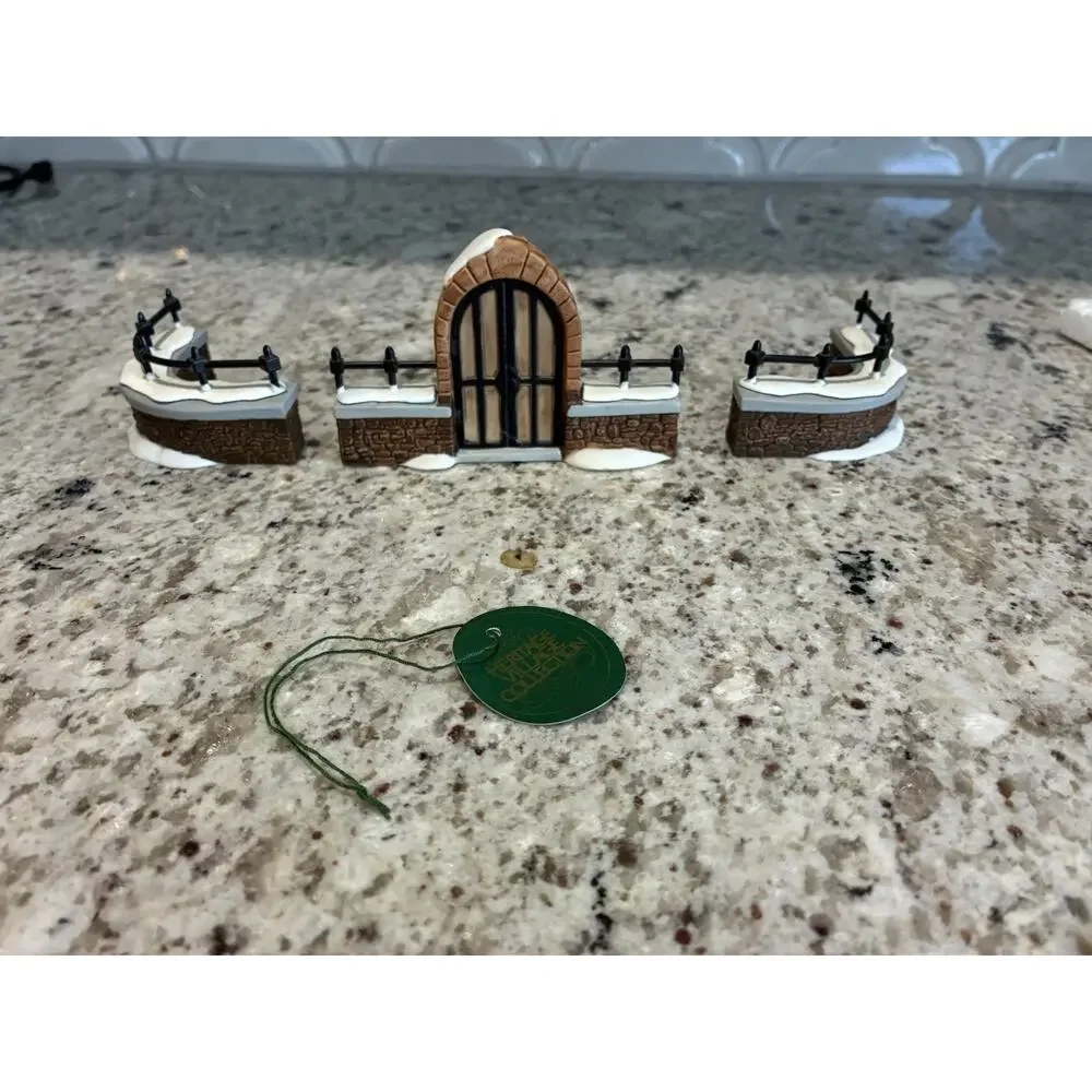 Dept 56 CHURCHYARD GATE & FENCE Heritage Village #5806-8 Retired (149ia)